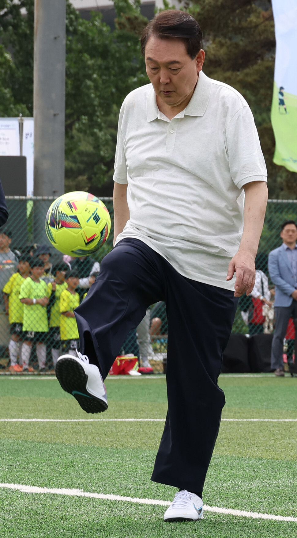 윤석열 대통령이 서울 용산 어린이정원 내 축구장에서 열린 김태영 대한축구협회 사회공헌위원장 주관으로 진행된 축구클리닉에서 전국유소년 축구대회에 참가한 어린이 선수들과 볼 트래핑을 하고 있다. 윤운식 선임기자