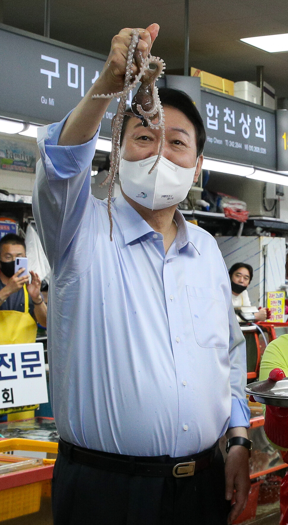 윤석열 대통령이 31일 부산 중구 자갈치시장을 찾아 산낙지를 들어보이고 있다. 부산/대통령실사진기자단