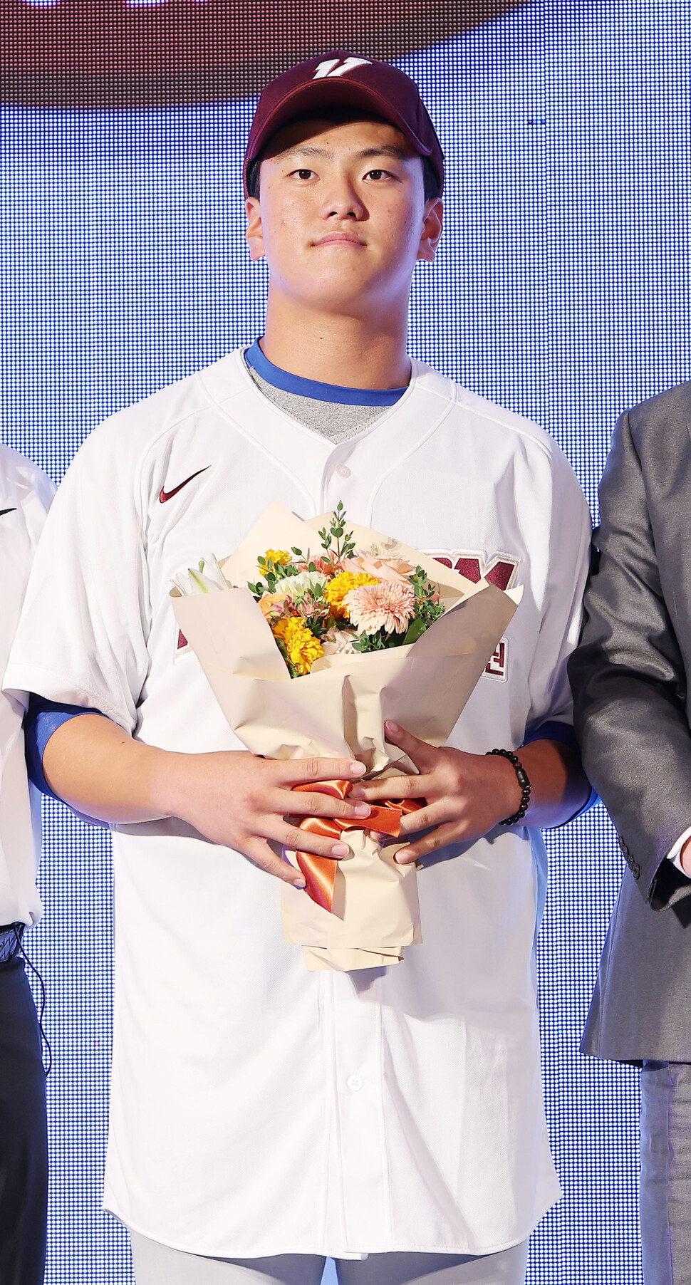 15일 오후 서울 웨스틴 조선호텔에서 열린 2023 KBO 신인 드래프트. 1라운드에서 키움 히어로즈에 지명된 김건희(원주고)가 기념촬영하고 있다. 연합뉴스