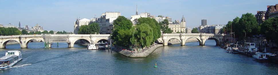 1604년 앙리 4세 때 완공된, 파리에서 가장 오래된 다리인 퐁 뇌프(새 다리)의 전경. 당시 주상복합형 상가들로 꽉 찬 다른 다리들과 달리 교각 위에는 건물들이 없이 시원하게 만들어졌으며, 사람이 다니는 인도도 최초로 설치됐다. 위키피디아