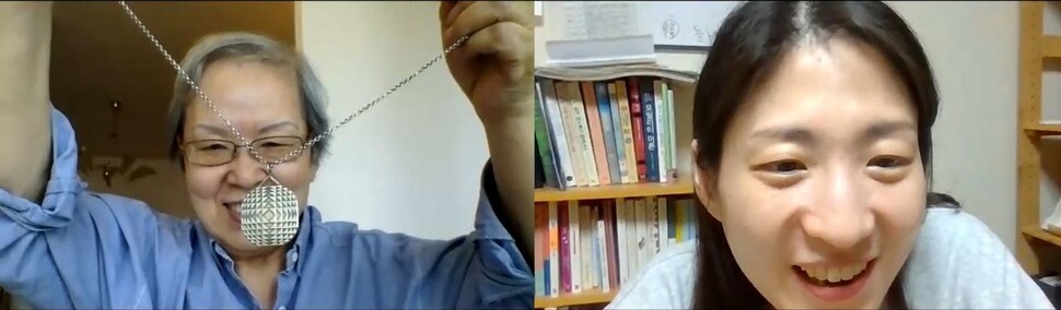 화상 인터뷰를 하면서 디아코니세의 상징인 메달을 보여주는 김인선씨. 오른쪽이 안은별 인터뷰어. 안은별 제공