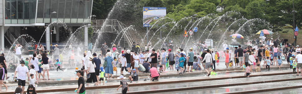 12일 오후 서울 영등포구 여의도물빛광장이 물놀이를 하는 시민들로 북적이고 있다. 백소아 기자