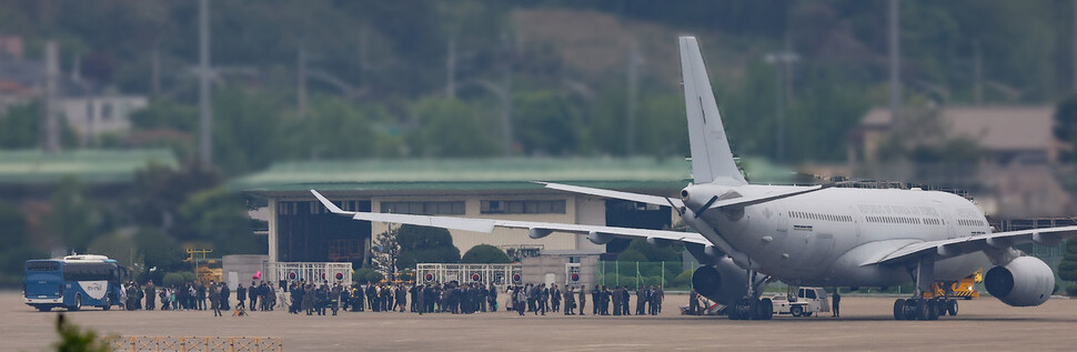 군벌 간 무력 분쟁을 피해 수단을 탈출한 교민 28명이 25일 오후 서울공항에서 우리 공군의 KC-330 '시그너스' 다목적 공중급유기 편으로 입국해 기체에서 내려 버스로 이동하고 있다. 연합뉴스