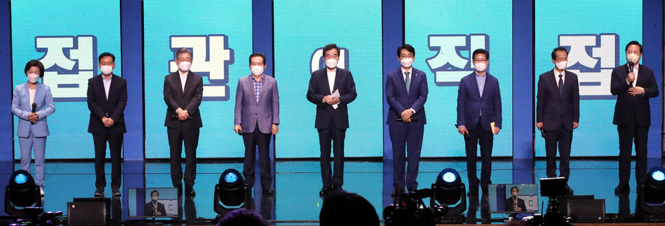 4일 오후 충북 청주시 서원구 CJB컨벤션센터에서 더불어민주당 대선주자 후보들이 ''취업준비생'' 콘셉트로 국민면접관의 질문에 답하는 대선 예비경선 행사 ''국민면접''이 진행되고 있다. (왼쪽부터 추미애, 이광재, 이재명, 정세균, 이낙연, 박용진, 양승조, 최문순, 김두관 후보). 청주/김경호 선임기자 jijae@hani.co.kr