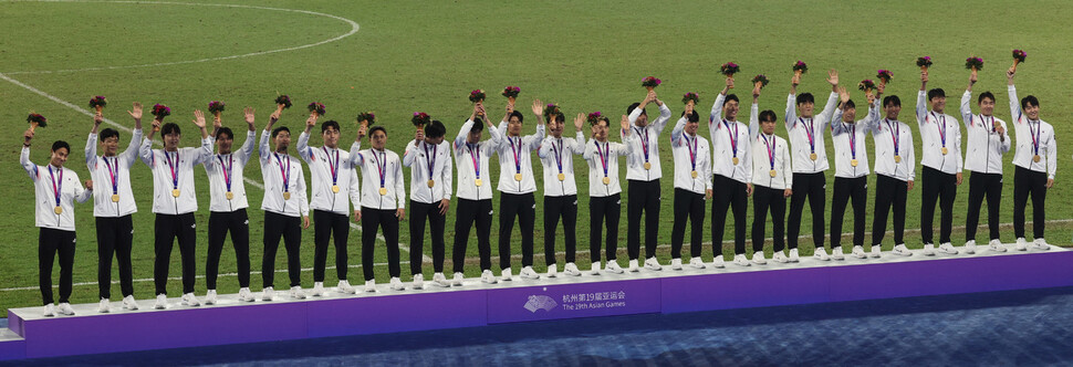 7일 2022 항저우 아시안게임 남자 축구 결승전에서 우승한 선수들이 시상대에서 금메달을 목에 걸고 기뻐하고 있다. 항저우/윤운식 선임기자