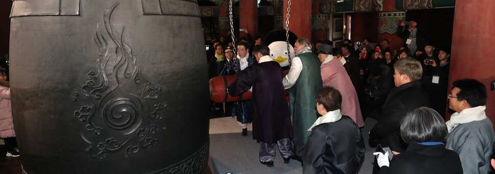 1일 새벽 서울 종로구 보신각에서 열린 제야의 종 타종 행사가 열리고 있다. 박종식 기자