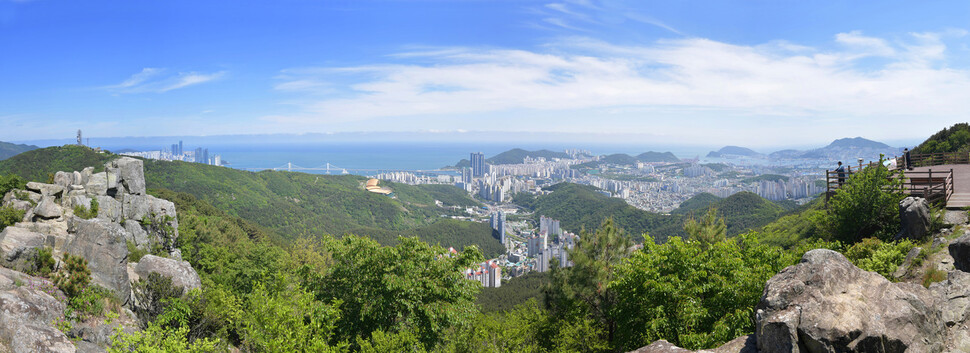 황령산 꼭대기에서 바라보는 부산의 전경. 부산시 제공