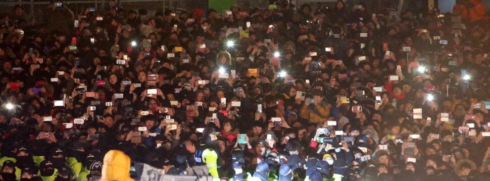 을미년 새날을 맞이하려고 2015년 1월 1일 서울 종로 보신각 앞에 모인 시민들이 제야의 종이 울리는 순간 일제히 손전화를 치켜들고 사진을 찍고 있다. 이정우 선임기자 woo@hani.co.kr