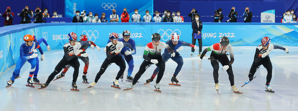 한국 쇼트트랙 대표팀 황대헌, 이준서, 박장혁이 9일 오후 중국&nbsp;베이징&nbsp;서우두체육관에서 열린 2022 베이징 겨울올림픽 쇼트트랙 남자 1500m 결승전에서 힘차게 출발하고 있다. 베이징/연합뉴스