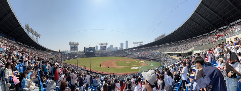 프로야구 개막 이틀째인 2일 오후 서울 잠실야구장에서 열린 롯데 자이언츠와 두산 베어스의 경기를 찾은 관중이 열띤 응원을 펼치고 있다. 연합뉴스