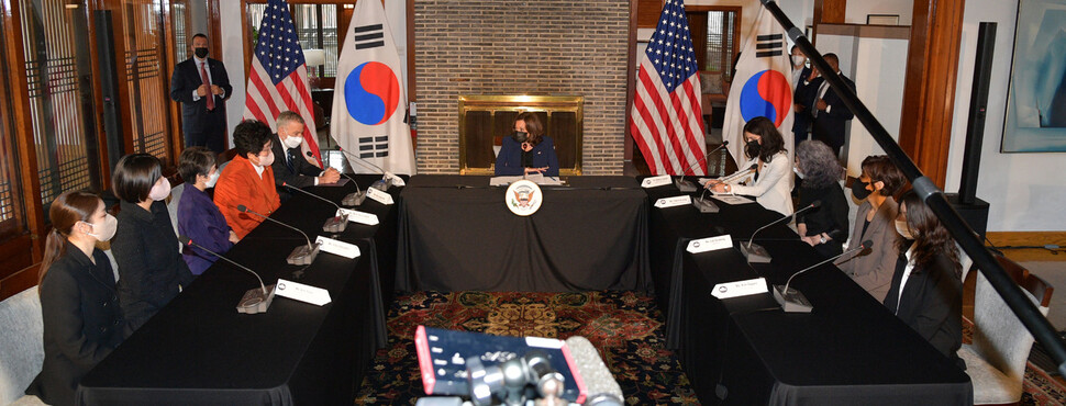 카멀라 해리스 미국 부통령이 29일 서울 중구 미국대사관저에서 대한민국을 대표하는 각 분야의 여성 리더들을 만나 간담회를 열고 있다. 사진공동취재단