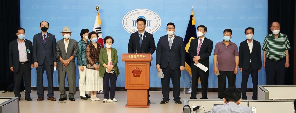 국회 외교통일위원장인 송영길 더불어민주당 의원이 2일 오전 국회 소통관에서 일본군 ‘위안부’ 및 강제징용 피해자 유족들과 함께 기자회견을 열어 이영훈 전 서울대 교수 등 <반일 종족주의와의 투쟁> 집필진 및 류석춘 연세대 교수를 고소하겠다고 밝히고 있다. 박종식 기자 anaki@hani.co.kr