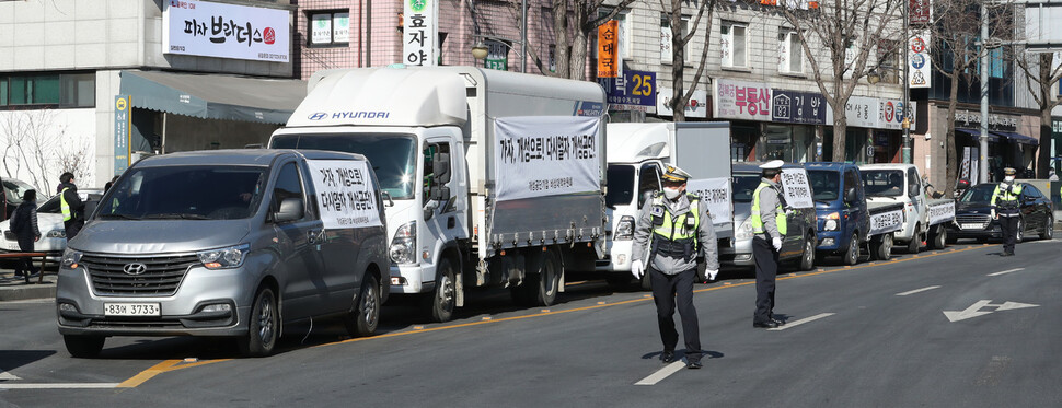 개성공단기업 비상대책위원회 관계자들이 9일 서울 종로구 청와대 인근에서 개성공단 재개 촉구 및 기업 지원대책 마련을 촉구하며 차량 시위를 하고 있다. 박종식 기자 anaki@hani.co.kr