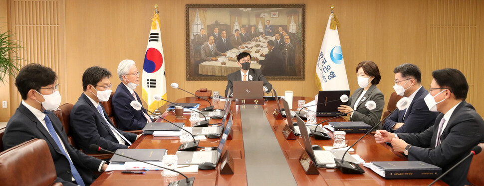 12일 한국은행 금융통화위원회 통화정책방향 결정회의가 열리고 있다. 주상영 위원(왼쪽 앞에서 두번째)과 신성환 위원(오른쪽 앞에서 첫번째)이 소수의견을 제출했다. 한은 제공