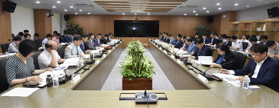 김완섭 기획재정부 2차관이 23일 서울 영등포구 한국수출입은행에서 재정사업평가위원회를 주재하고 있다. 연합뉴스