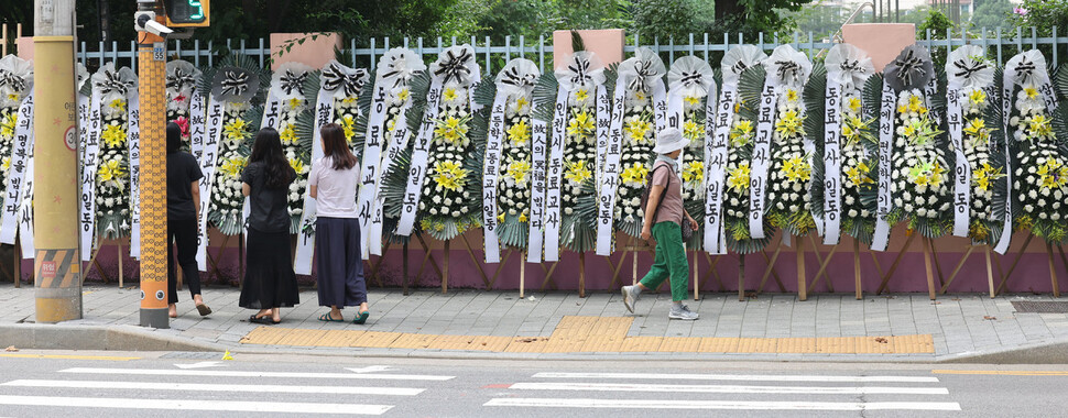 20일 오전 서울 서초구 한 초등학교 앞에 추모화환들이 놓여 있다. 해당 학교에서 지난 18일 한 교사가 교실에서 숨진 채 발견됐다. 인터넷 커뮤니티에서 그 이유가 학부모의 악성 민원 때문이라 알려졌지만 아직 정확한 이유는 확인되지 않았다. 백소아 기자 thanks@hani.co.kr