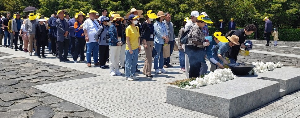 추모객들이 노무현 전 대통령 묘역에 국화를 헌화하고 있다. 최상원 기자