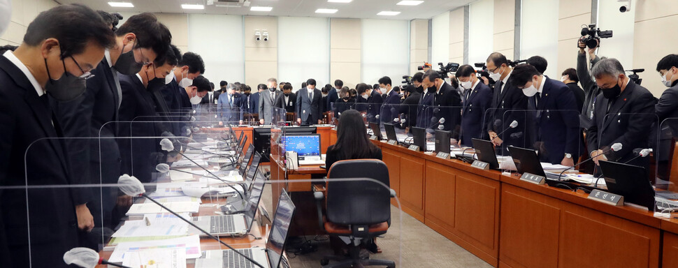 7일 오후 국회에서 열린 행정안전위원회에서 참석자들이 회의 시작 전 묵념을 하고 있다. 김경호 선임기자 jijae@hani.co.kr