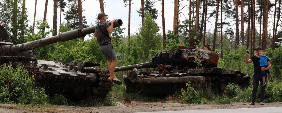 16일(현지시각) 오전 우크라이나 드미트리우카 지역 고속도로에 러시아군이 이번 전쟁에 사용한 장갑차와 탱크 등을 이용해 시민들이 기념사진을 찍고 있다. 드미트리우카/김혜윤 기자