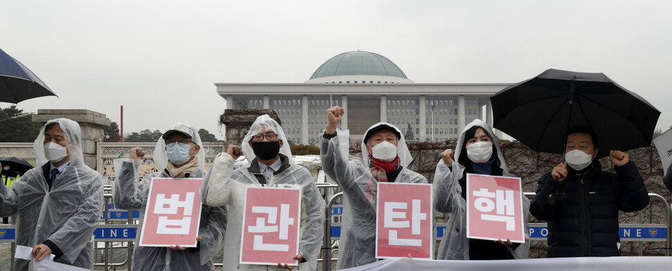 사법농단 피해자단체 연대모임 등 시민사회단체 활동가들이 26일 오전 국회 앞에서 기자회견을 열고 국회에 임성근·이동근 등 사법농단 관여 법관 탄핵소추에 나서기를 촉구하고 있다. 김혜윤 기자