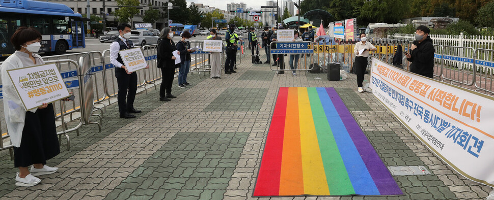 `2021 차별금지법 연내 제정 촉구 도보행진-평등길 1110 차별금지법 제정 백만보 앞으로' 시작을 알리는 국회 앞 기자회견에서 이학인 전국장애인야학협의회 사무국장이 발언하고 있다. 김태형 기자