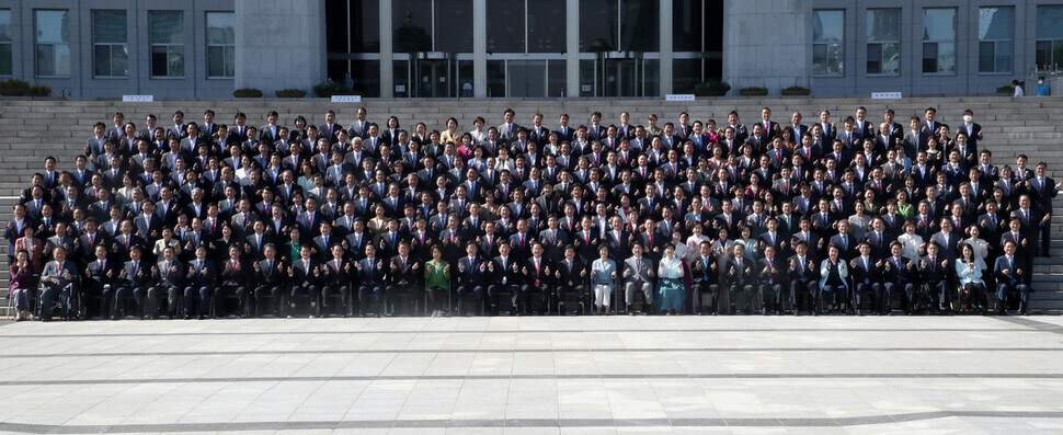 21대 국회의원들이 2022년 9월1일 오후 서울 여의도 국회 본관 앞에서 후반기 국회의원 단체사진을 찍고 있다. 공동취재사진