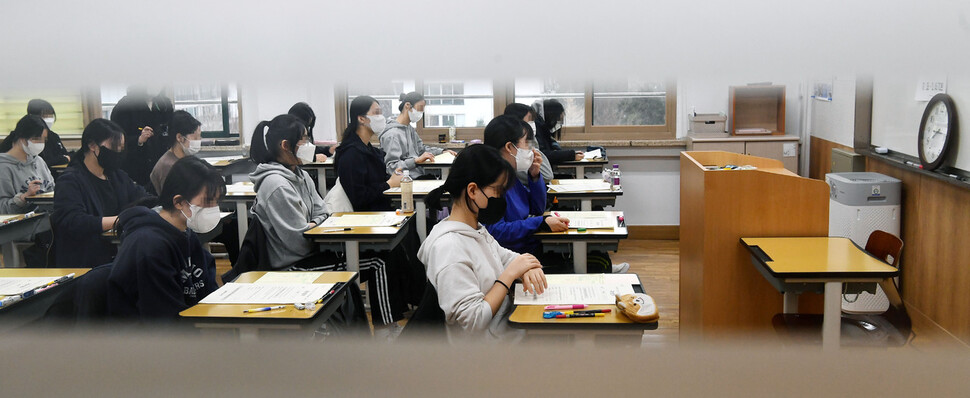 전국연합학력평가가 전국적으로 실시된 24일 서울 여의도여고 3학년 학생들이 시험을 보고 있다. 사진공동취재단