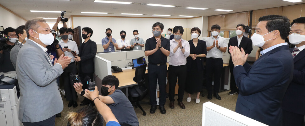 이상민 행정안전부 장관이 2일 오전 정부서울청사 안 경찰국을 방문해 직원들을 격려한 뒤 함께 박수치고 있다. 공동취재사진