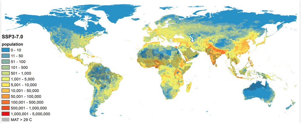 2070년 고온 지역과 인구밀집 지역_현재 연평균기온(MAT) 29도 이상 지역은 주로 사하라사막과 걸프만 연안 등(육지 면적의 약 0.8%)으로, 약 3천만명이 거주한다. 하지만, 2070년에는 약 20억 명이 29도 이상 지역에 살 것으로 예측된다. 2070년 연평균기온 29도 이상을 음영으로 표시했다. IPCC 6차 보고서에 나온 SSP3-7.0(기후변화 완화 정책에 소극적이며 기술개발이 늦어 기후변화에 취약한 사회구조를 가정) 시나리오를 사용했다. 출처: 미국립과학원회보19(31)
