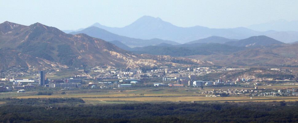 26일 낮 북 개성공단 남북연락사무소 폐허 건물 등 개성공단 일대가 보인다. 파주/김태형 기자