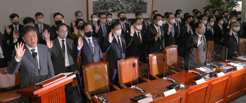 8일 오전 국회 운영위원회에서 열린 대통령비서실·국가안보실·대통령 경호처에 대한 국정감사에서 김대기 대통령 비서실장(앞줄 맨왼쪽)을 비롯한 대통령실 직원 등이 증인 선서를 하고 있다. 강창광 선임기자