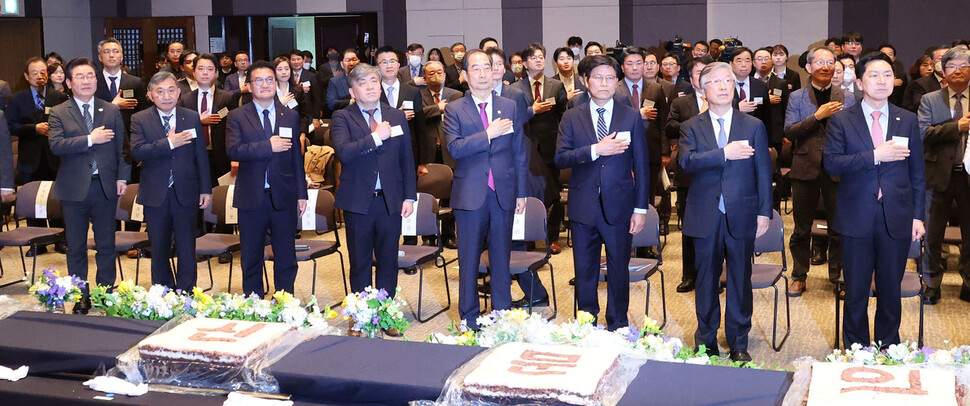 6일 오전 서울 중구 한국프레스센터에서 열린 67회 신문의 날 기념식에서 참석자들이 국민의례를 하고 있다. 김경호 선임기자 jijae@hani.co.kr