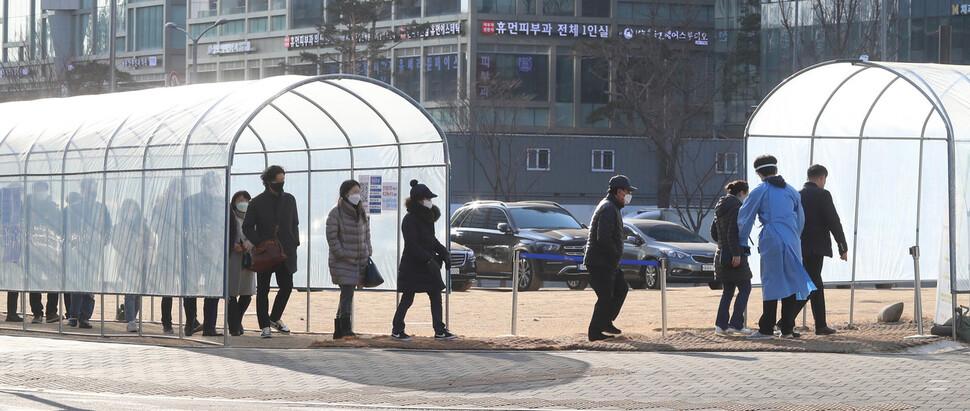 국내 코로나19 신규 확진자가 사흘째 7천 명대를 기록하는 등 신종 변이 '오미크론'의 확산세가 가속화되는 가운데 24일 오전 서울 용산역 선별진료소 앞에 검사를 받기 위해 시민들이 줄을 서 있다. 신소영 기자