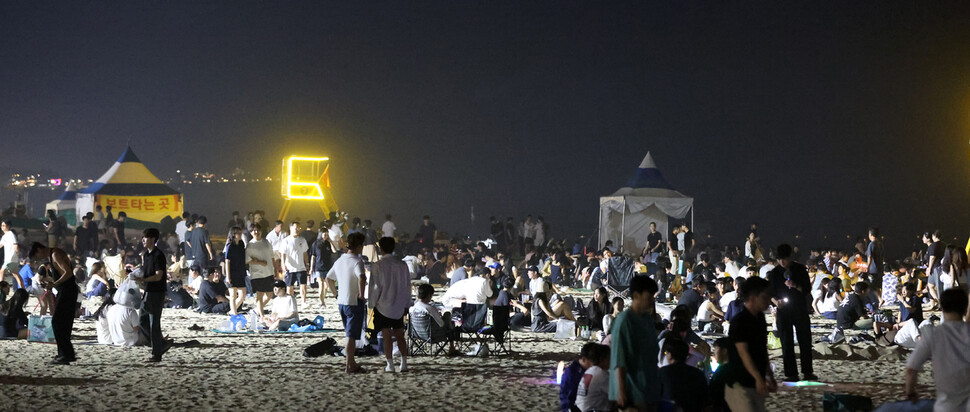 지난 29일 밤 강릉시 경포해수욕장 백사장이 무더위를 피해 나온 피서객들로 북적이고 있다. 연합뉴스