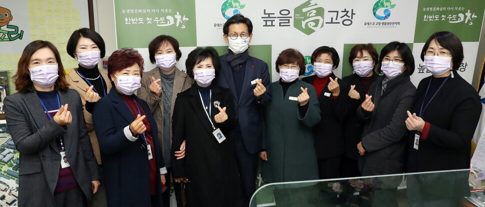 전북 고창군청 여성간부들이 유기상 군수(가운데)와 기념사진을 찍고 있다. 고창군은 지난 1월 인사에서 처음으로 문화복지환경국장에 여성을 임명하고 인사와 홍보 등 주요 부서에 여성들을 대거 기용하는 등 공직사회 핵심 보직 여성 진출 활성화를 추진하고 있다. 고창군 제공