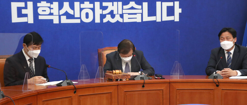 더불어민주당 도종환 비상대책위원장(가운데), 이학영(왼쪽), 김영진 비대위원이 9일 서울 여의도 국회에서 열린 첫 비상대책위원회의에 참석하고 있다. 연합뉴스