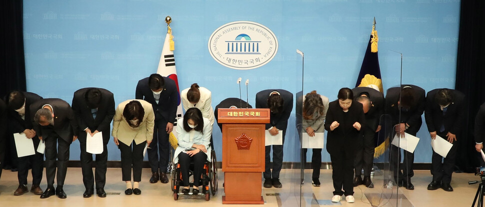 더불어민주당 초선의원들이 9일 국회 소통관에 열린 재보선 결과에 대한 공동 입장문 발표를 마친 뒤 인사하고 있다. 공동취재사진