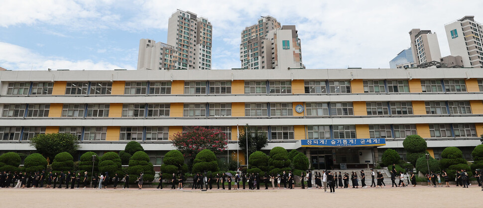 지난 7월 19일 서울 서초구의 한 초등학교에서 세상을 등진 교사의 49재인 4일 오후 교실 앞에 마련된 공간에 추모하기 위해 시민들이 길게 줄을 서고 있다. 백소아 기자