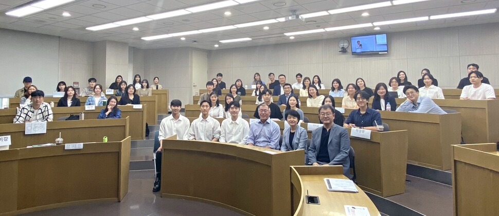 &nbsp; &nbsp; &nbsp; &nbsp; &nbsp; &nbsp; &nbsp; &nbsp; &nbsp; &nbsp; &nbsp; &nbsp; &nbsp; &nbsp; &nbsp; &nbsp; &nbsp; &nbsp; &nbsp; &nbsp; &nbsp; &nbsp; &nbsp; &nbsp; &nbsp; 지난 11일 현대차그룹 정의선 회장이 연세대학교 경영대학 경영학과 학생들의 토론 강의를 참관했다. (앞줄 오른쪽부터) 연세대 경영대학 이무원 교수, 기아 조화순 사외이사(연세대 교수), 현대차그룹 정의선 회장. 연세대학교 제공