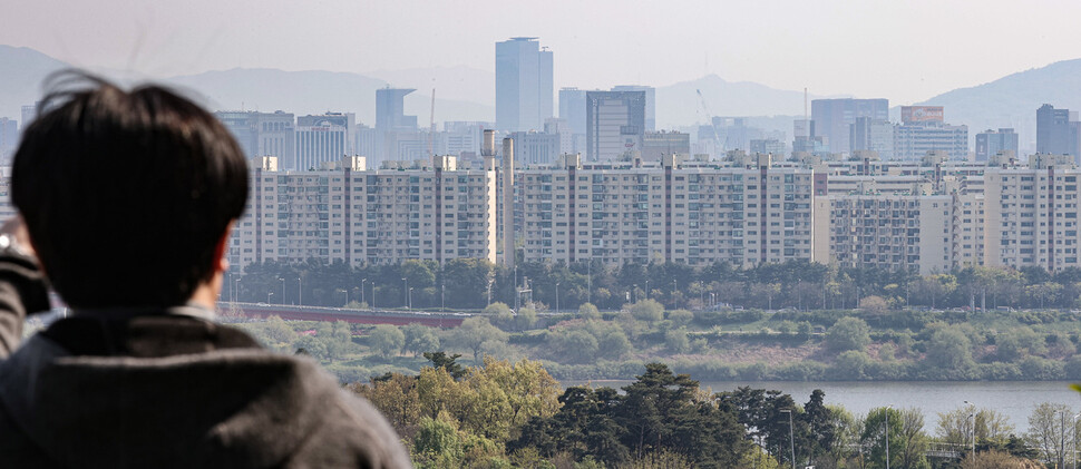 서울 성동구 응봉산에서 바라본 강남구 압구정동 아파트 단지의 모습. 연합뉴스