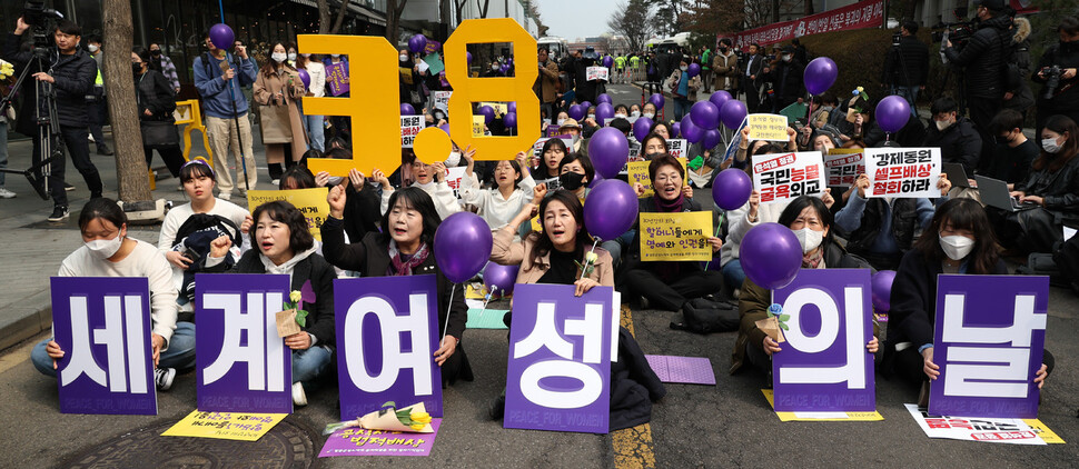 제1586차 일본군성노예제 문제해결을 위한 정기 수요시위가 8일 오후 서울 종로구 옛 주한일본대사관 인근에서 열려, 참가자들이 ‘위안부’ 피해 할머니들의 명예와 인권 회복, ‘강제동원 셀프배상’ 철회 등을 요구하고 있다. 김정효 기자 hyopd@hani.co.kr