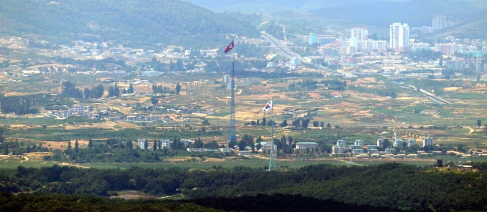 남북의 이웃한 두 마을에서 두개의 깃발이 날리고 있다. 19일 오전 경기 파주 대성동마을에선 태극기가, 북쪽 기정동에선 인공기가 바람에 펄럭이고 있다. 파주/박종식 기자 anaki@hani.co.kr