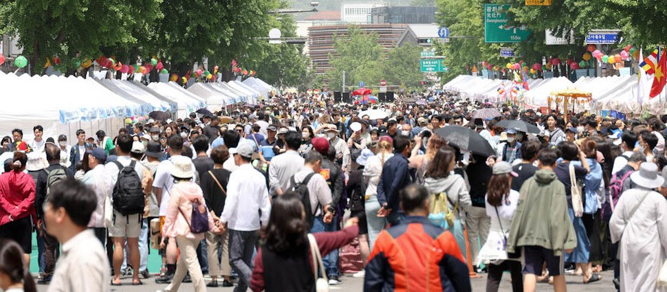 부처님오신날을 6일 앞둔 21일 오후 서울 종로구 조계사 앞 우정국로에서 열린 전통문화마당을 찾은 시민들이 불교문화 체험을 하고 있다. 김정효 기자