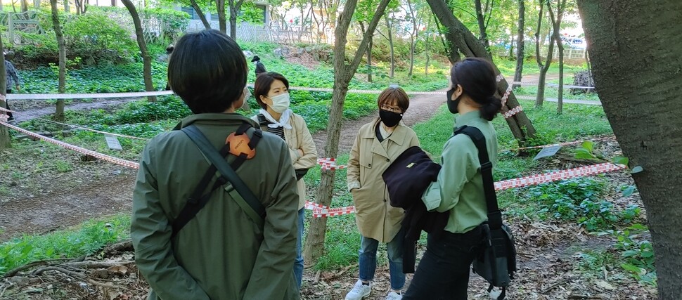 5일 서울 동작구 보라매공원에서 ‘보초맘’ 회원들이 이홍우 아보리스트(맨 오른쪽)한테서 최근 베어진 양버들 두그루가 기울어졌던 원인에 대한 이야기를 듣고 있다.