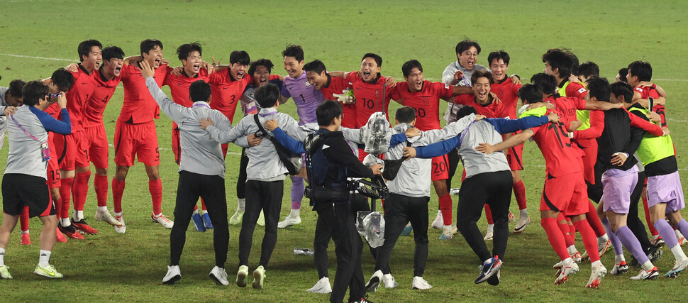 7일 2022 항저우 아시안게임 남자 축구 결승전에서 우승한 선수들이 기뻐하고 있다. 항저우/윤운식 선임기자