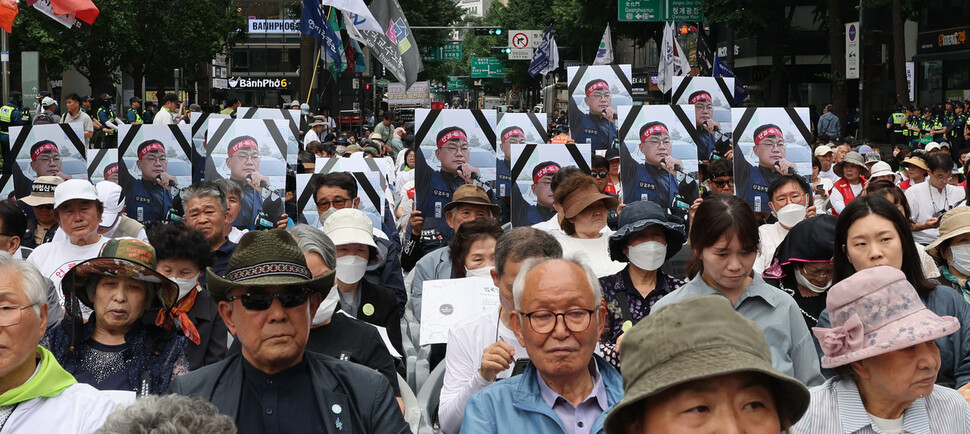 10일 오후 서울 중구 서울시청 옆에서 열린 제32회 민족민주열사·희생자 범국민 추모제에서 건설노조 조합원들이 고 양희동 열사 사진을 들고 있다. 백소아 기자 thanks@hani.co.kr