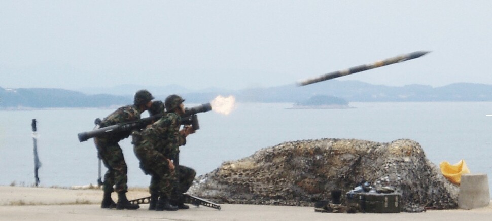 신궁은 공중으로 침투하는 적 항공기 및 소형 헬기에 대한 주요 부대와 군사시설 대공방어 임무를 수행하는 휴대용 지대공 미사일이다. LIG넥스원 누리집