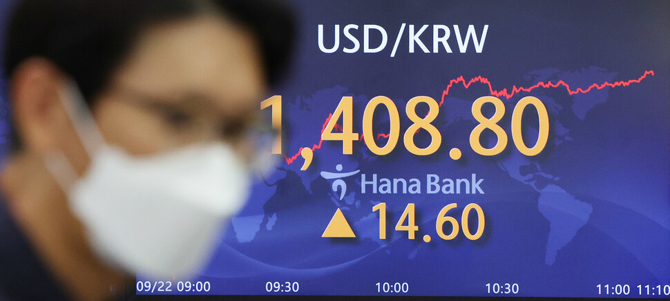 미국 연방준비제도(Fed·연준)가 기준금리를 0.75%포인트 인상하는 등 '매파(금리인상 선호)' 기조를 이어가자 원-달러 환율이 1400원 선을 돌파한 가운데 22일 오전 서울 중구 하나은행 딜링룸에서 직원들이 업무를 보고 있다. 연합뉴스