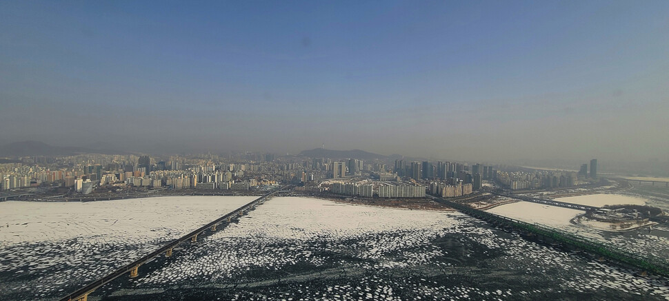 13일 낮 서울 마포대교에서 바라본 눈 쌓인 한강 위로 미세먼지 뿌연 하늘이 펼쳐져 있다. 백소아 기자