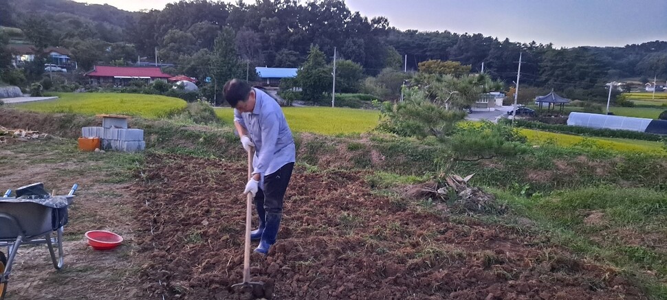 코로나 19로 사회적 거리두기가 강화되고 재택근무·원격근무가 늘면서 주말을 농산어촌에서 농사일 등으로 보내고 올라오는 도시인이 늘고 있다. 이봉현 경제사회연구원장